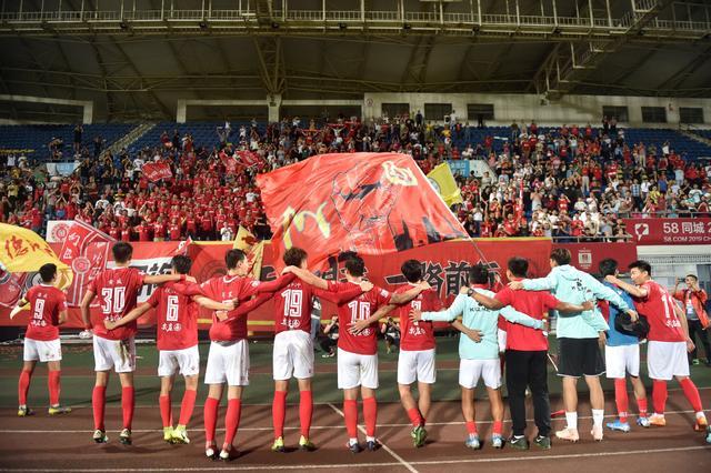 普利希奇平均64分钟进1球，五大联赛进球5+球员中仅次于凯恩（普利希奇每64分钟破门一次，五大联赛5+进球球员中效率仅逊凯恩）