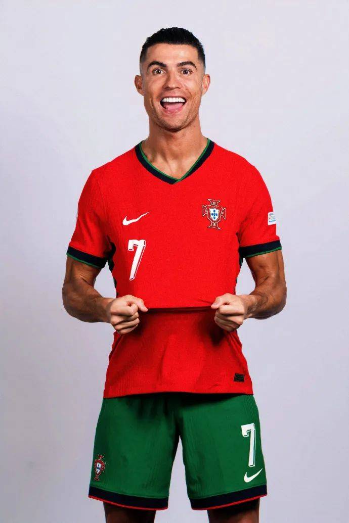 拜仁跟队：凯恩正在全力劝说格伊，希望他能选择加盟拜仁（拜仁随队记者：凯恩正全力游说格伊，盼其选择加盟拜仁）