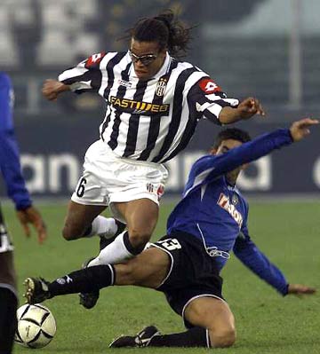 焦点战！山东男篮vs青岛男篮胜者将锁定晋级八强名额（生死对决：山东男篮与青岛男篮一战定八强席位）