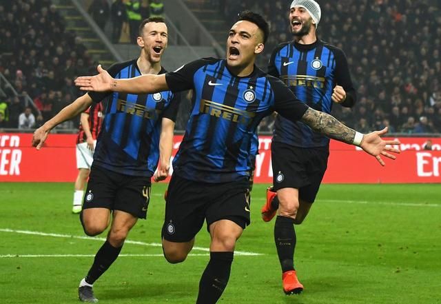 詹姆斯篮板抢断关键时刻锁定胜局（詹姆斯关键篮板与抢断终结悬念）