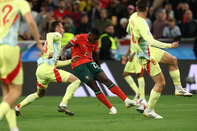 球队末节逆转成功，战术调整显著（末节发力完成逆转，战术调整成效突出）