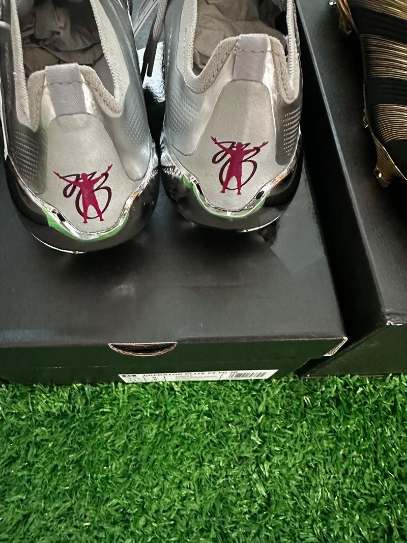 周定洋入围亚冠最佳球员，但因限薪令遭拒，欲重返欧洲或改身份寻求更高薪资。（周定洋跻身亚冠最佳候选，却因限薪遭拒，拟重返欧洲或改身份谋更高薪资）