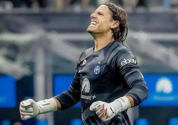 尤文航班延误，挪威当地球迷抓紧机会在机场与他们合影留念（尤文航班误点，挪威球迷趁机在机场与球员合影留念）