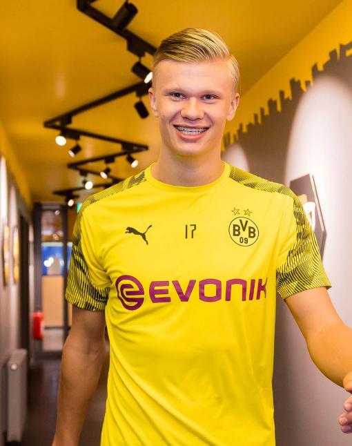 韩淼雨第十二届全国残疾人运动会举重赛场夺双金（韩淼雨在第十二届全国残疾人运动会举重项目斩获双金）