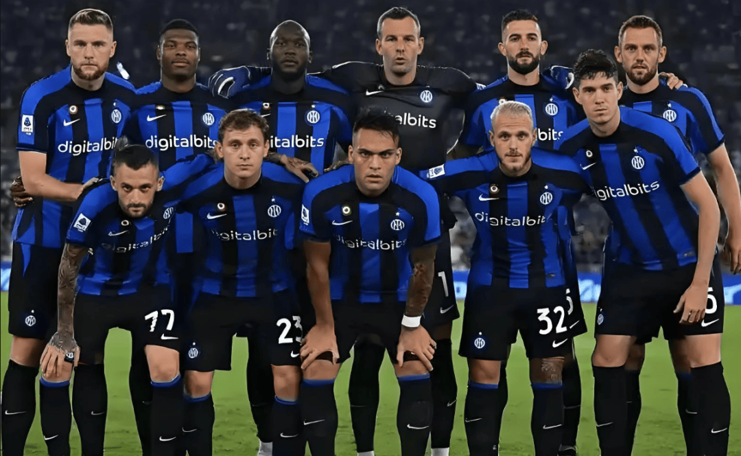 球迷怒喷后蹇韬回应：输球又怎么样？随后被韦世豪、甘超拦下（被球迷怒喷后，蹇韬回怼：输球怎么了？随即被韦世豪、甘超拉住）