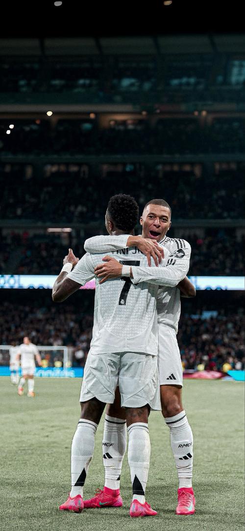 中超转会市场：广州队签下新前锋,（中超转会动态：广州队官宣新前锋加盟）